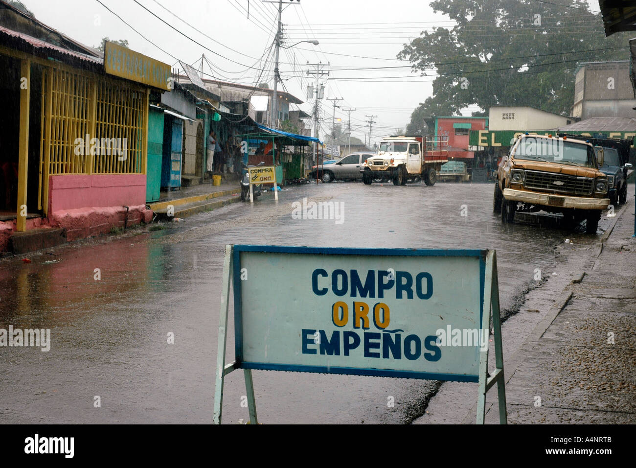Oro è oro, El Dorado un nome leggendario--in Venezuela una città mineraria con una prigione attraverso il fiume che una volta tenuto Papillon Foto Stock