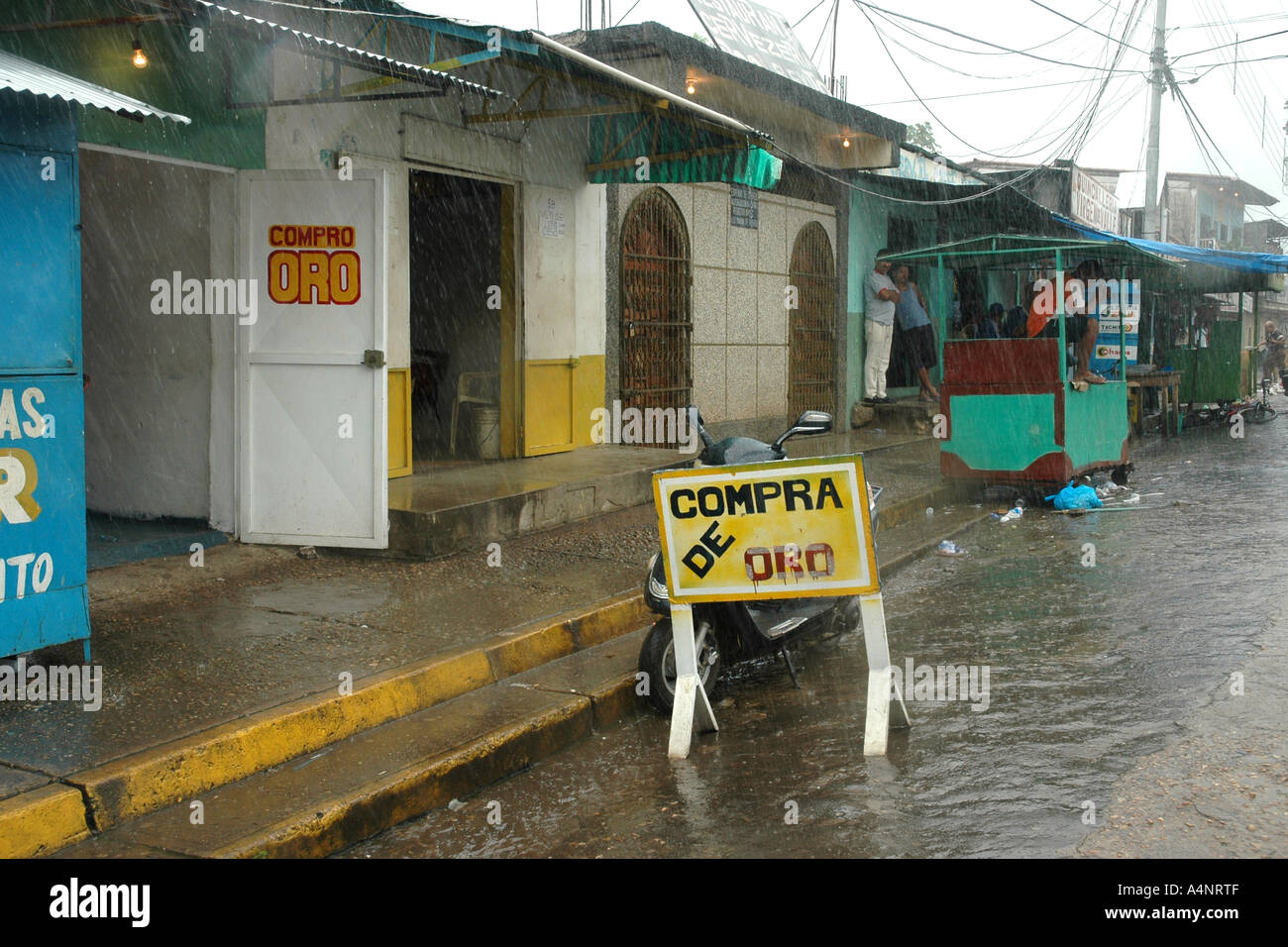 Oro è oro, El Dorado un nome leggendario--in Venezuela una città mineraria con una prigione attraverso il fiume che una volta tenuto Papillon Foto Stock