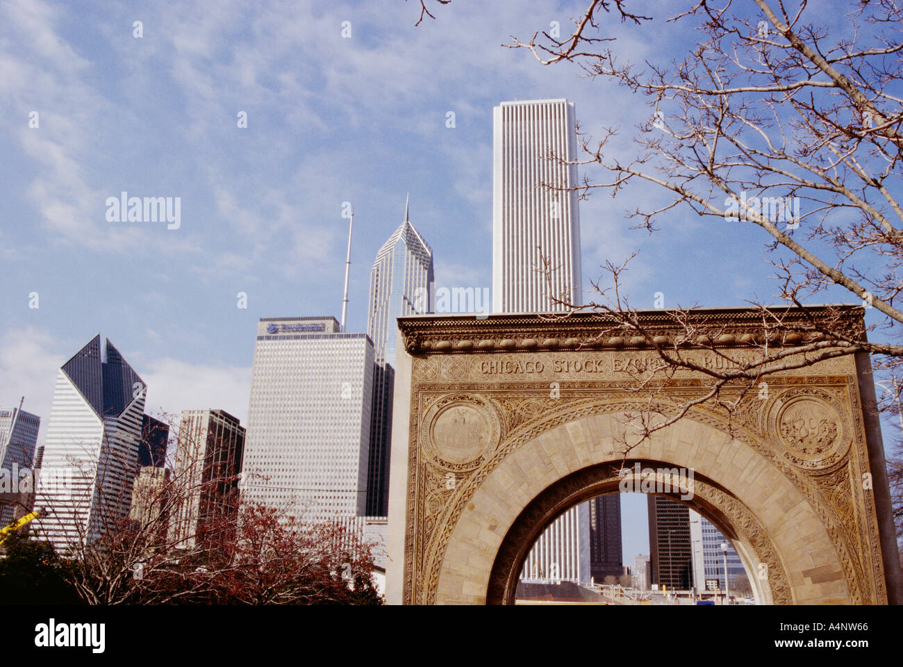 Vecchia Borsa arch e grattacieli del centro di Chicago, Illinois, Stati Uniti d'America U S A America del Nord Foto Stock