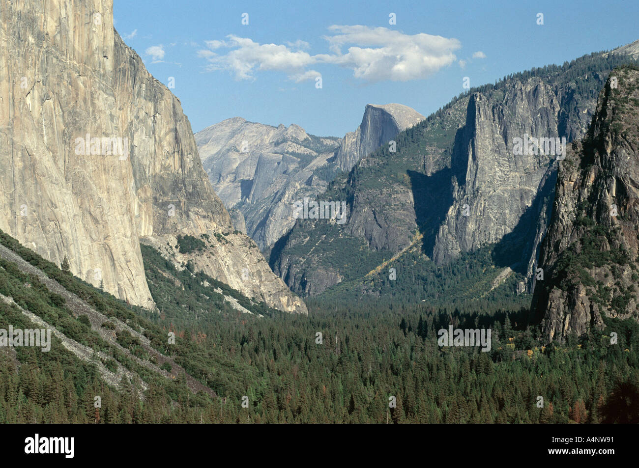 Montagne noto come Half Dome e El Capitan 2370 m del Parco Nazionale Yosemite UNESCO World Heritage Site California Stati Uniti Foto Stock