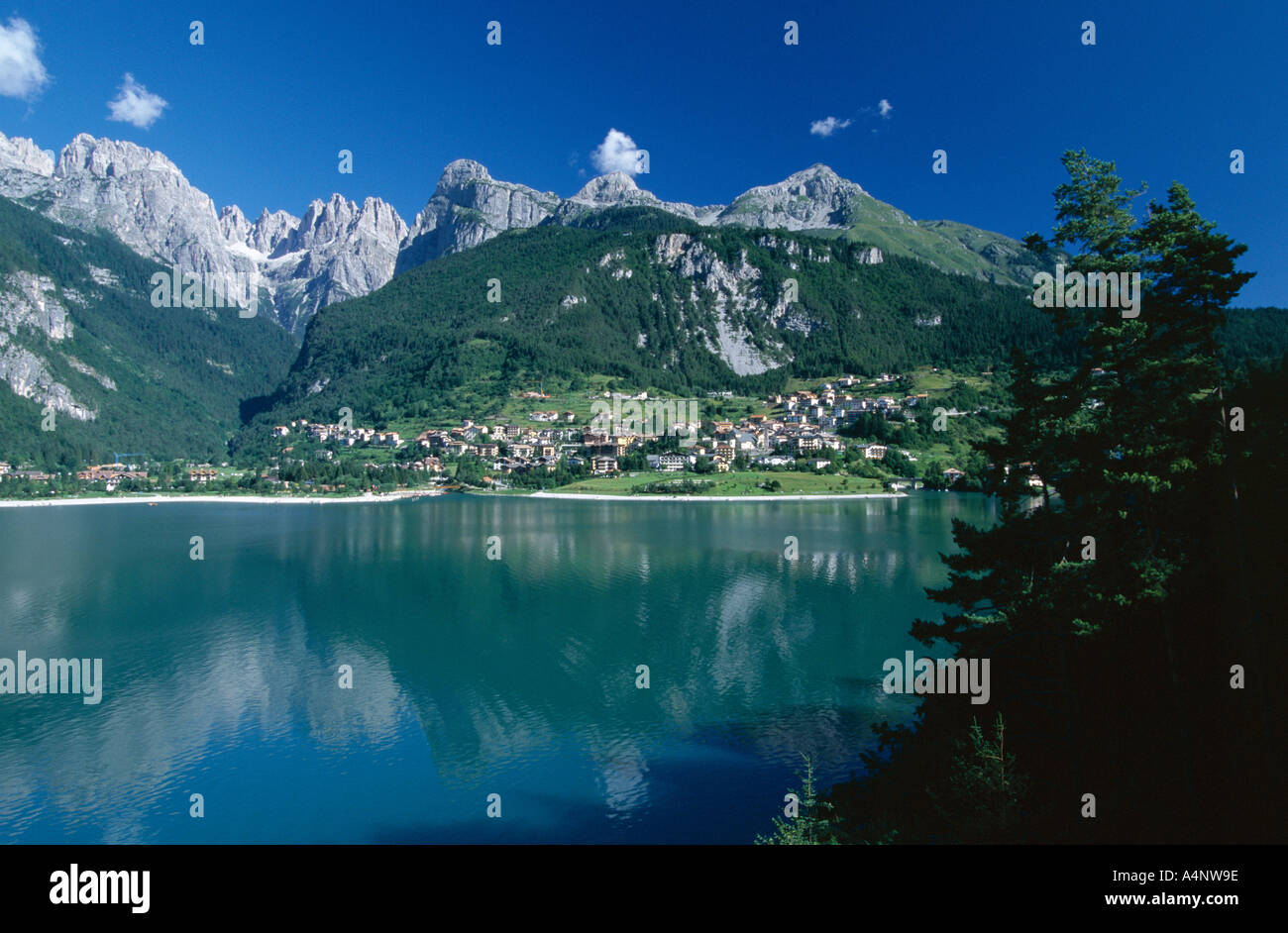 Riflessi nel lago di Molveno Dolomiti di Brenta Dolomiti Trentino Alto Adige Italia Europa Foto Stock
