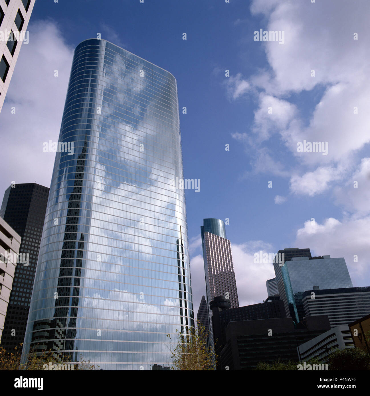 L'edificio di Enron e gli altri grattacieli al di là di Houston Texas Stati Uniti d'America Nord America Foto Stock