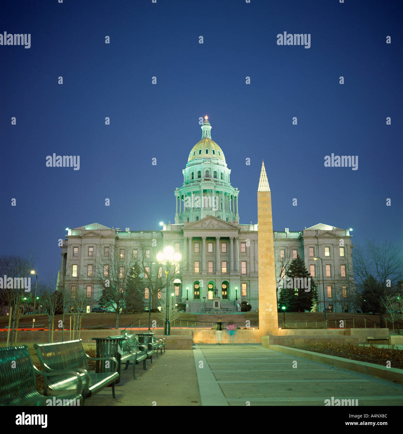 Monumento ai caduti in guerra di fronte al Campidoglio 1886 1908 a notte Denver Colorado Stati Uniti d'America Nord America Foto Stock