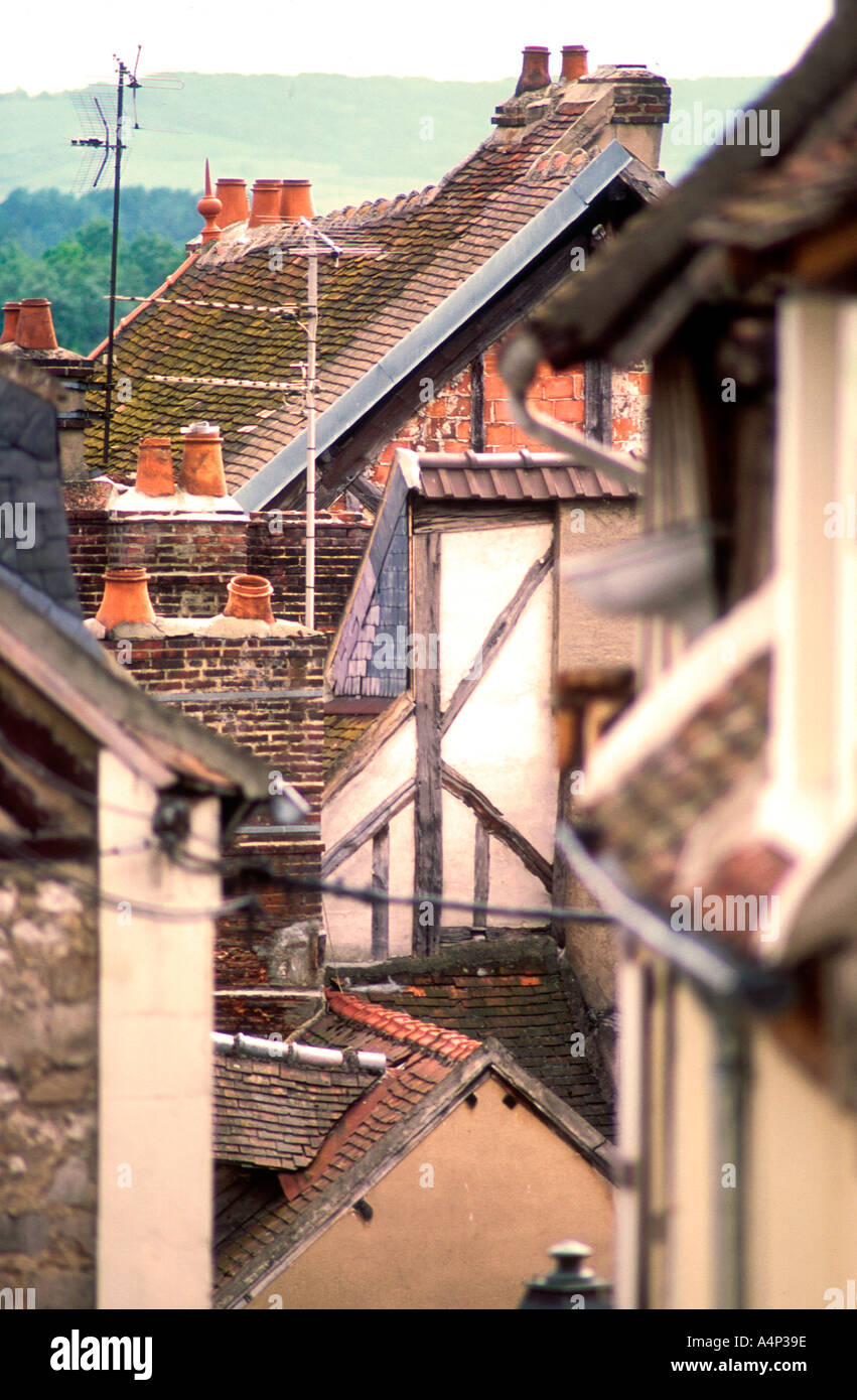 Vecchi tetti e comignoli Joigny Francia Foto Stock