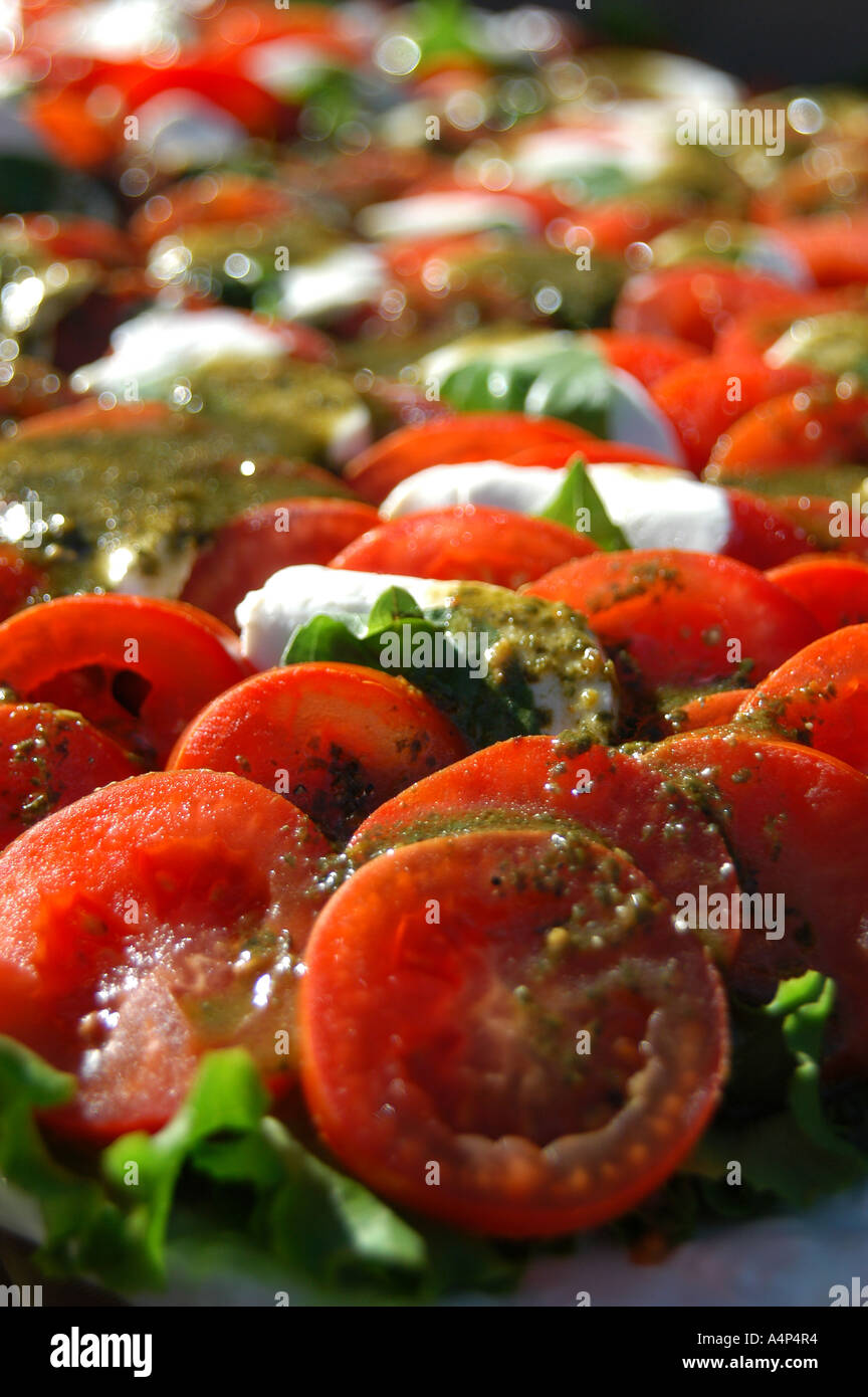 Materie mozzerella e pomodori con pesto Foto Stock