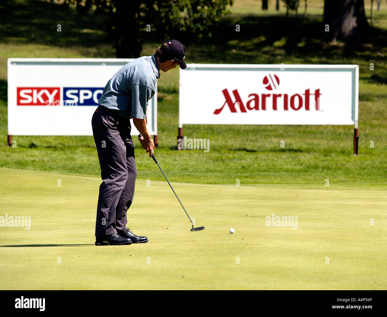 Un putt su xviii verde europro PGA golf tour 2004 Sprowston Manor Hotel Marriott tour evento sprowston Norwich Norfolk Foto Stock