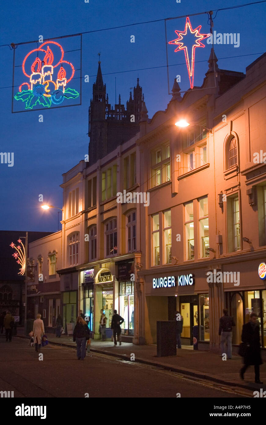 Burger King shop e street al crepuscolo con decorazioni di Natale Cardiff Wales UK Foto Stock