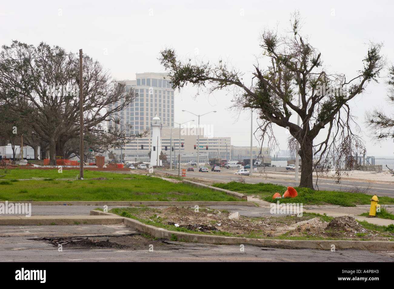 Il faro di Biloxi e gli hotel con casinò si trovano dietro la distruzione dell'uragano Katrina a Biloxi, Mississippi Foto Stock