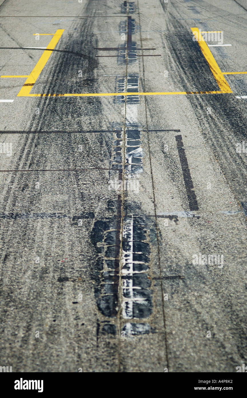 Tracce di pneumatici in pit lane di Formula1 racetrack Foto Stock
