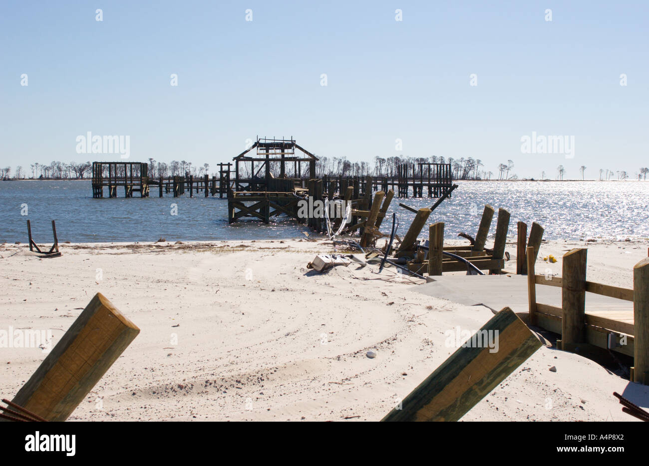 Resti del molo e della marina del Biloxi Yacht Club sei mesi dopo l'uragano Katrina Foto Stock