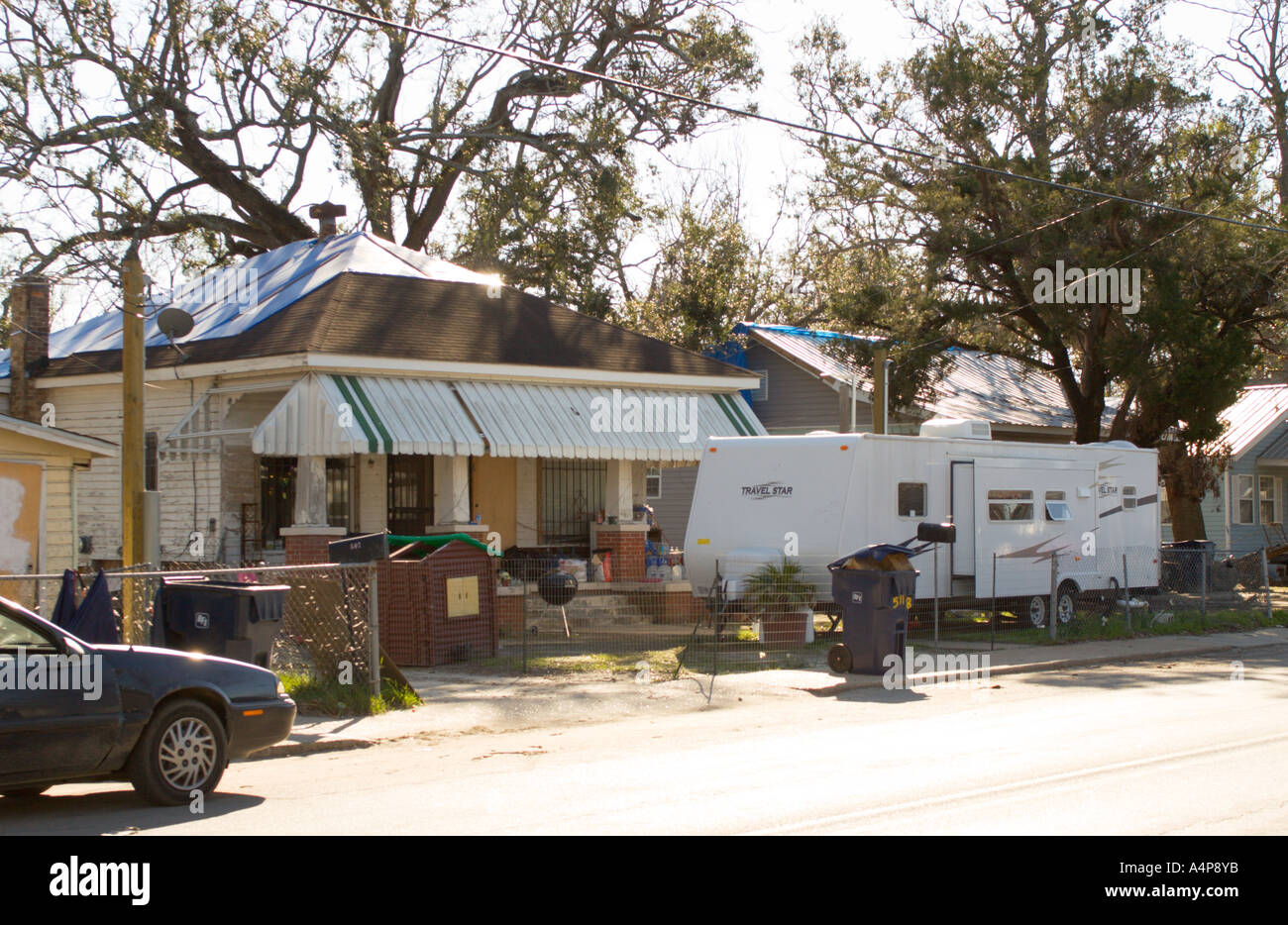 Il rimorchio della casa fornito dall'Agenzia federale di gestione delle emergenze di fronte a casa danneggiato dall'uragano Katrina viene ancora utilizzato dopo sei mesi Foto Stock Il rimorchio della casa fornito dall'Agenzia federale di gestione delle emergenze di fronte a casa danneggiato dall'uragano Katrina viene ancora utilizzato dopo sei mesi Foto Stock