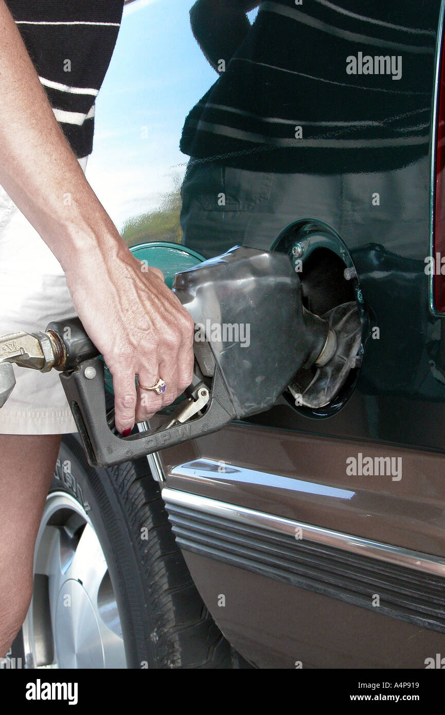 Mano femminile il pompaggio del gas in una automobile Foto Stock