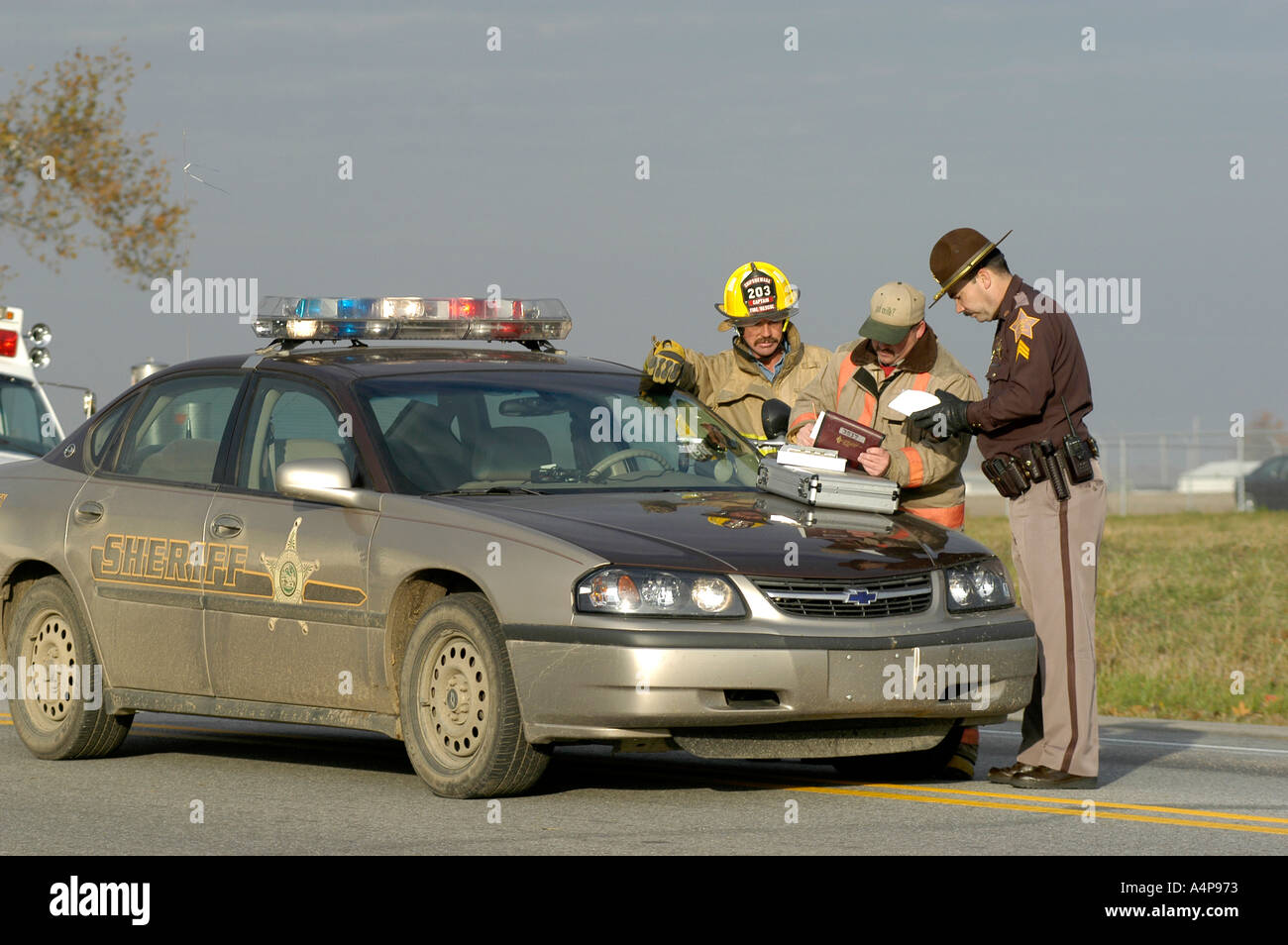 Semi rimorchio del trattore si ribalta causando un incidente con lesioni Foto Stock
