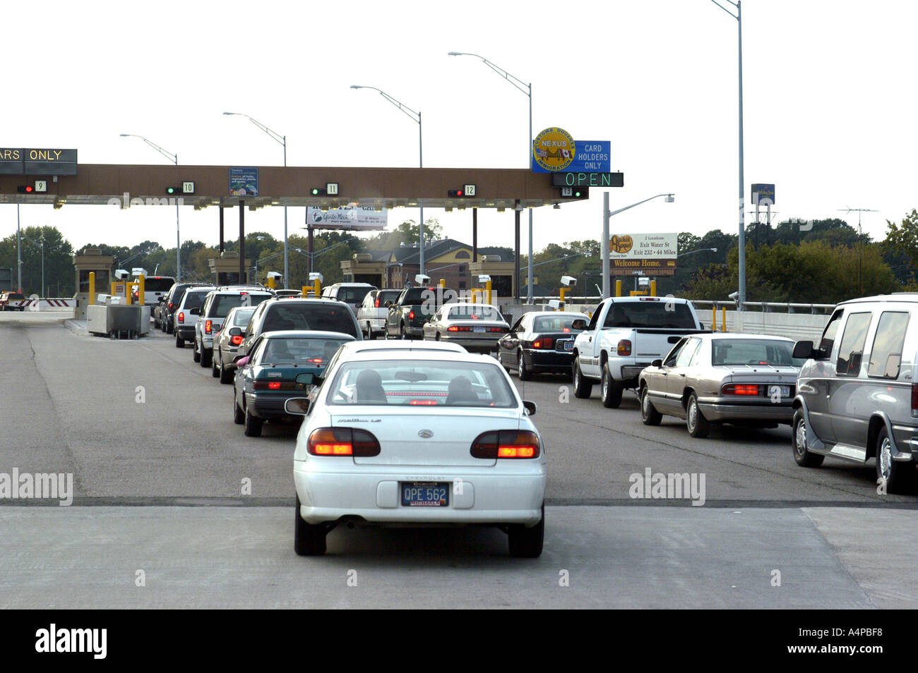 Modulo linea presso il Blue Water ponte internazionale verificare le automobili che entrano negli Stati Uniti dal Canada Port Huron Michigan Foto Stock