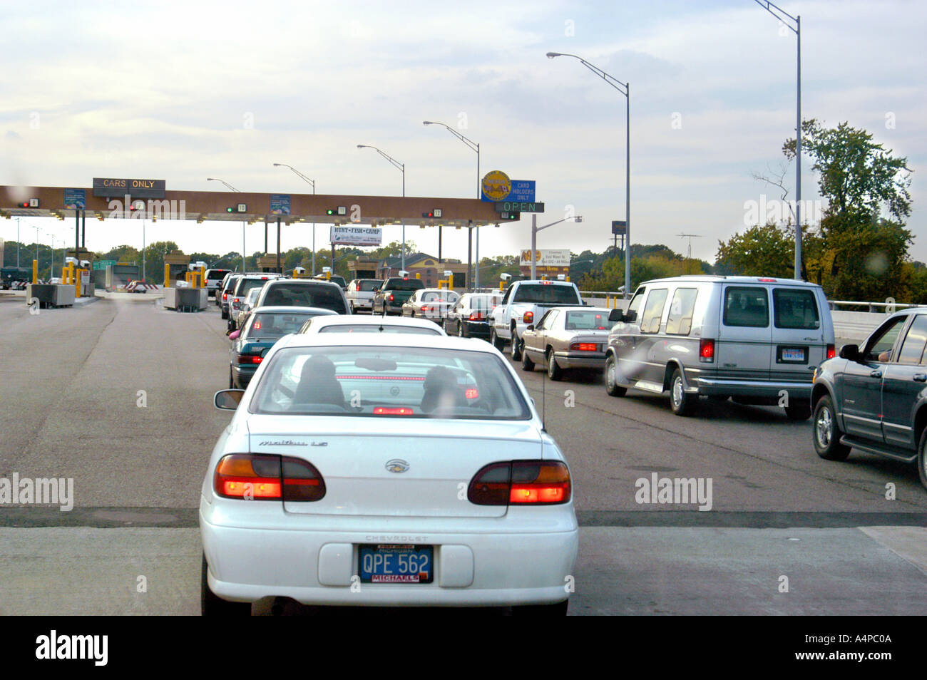 Modulo linea presso il Blue Water ponte internazionale verificare le automobili che entrano negli Stati Uniti dal Canada Port Huron Michigan Foto Stock