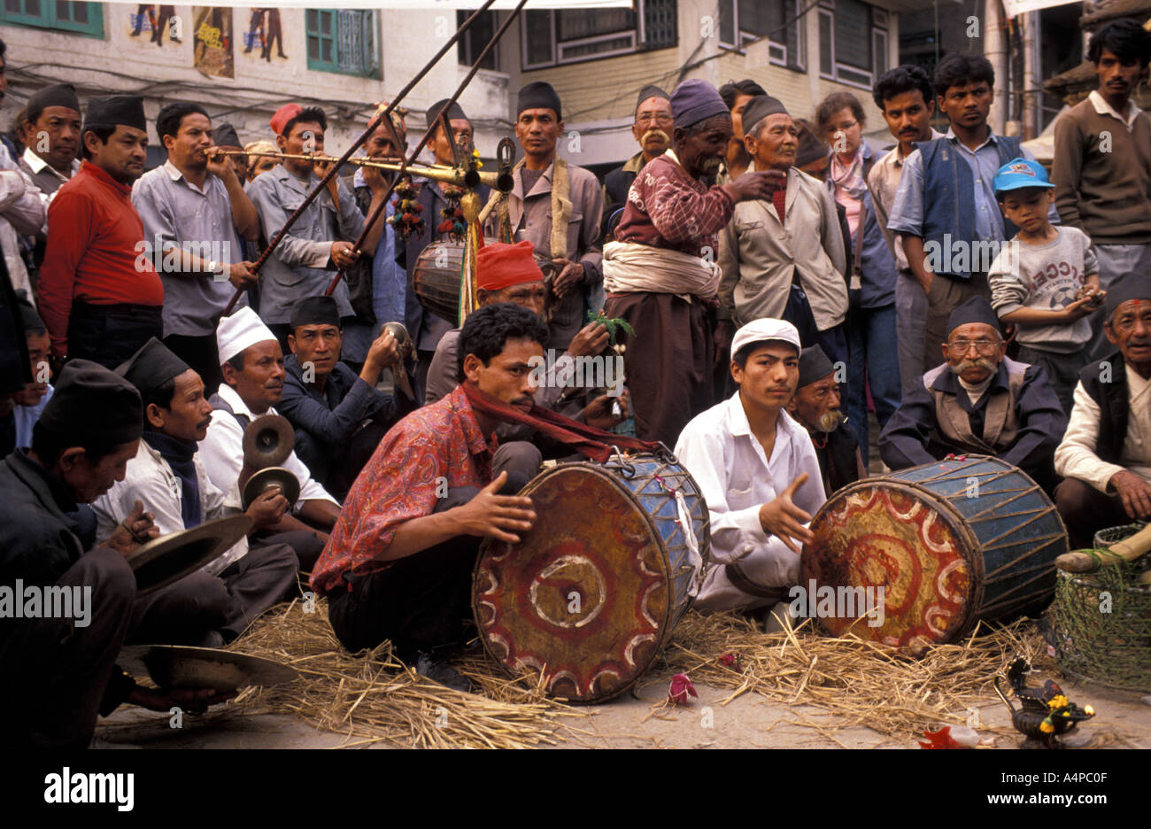 Gli uomini suona tamburi e cembali Foto Stock