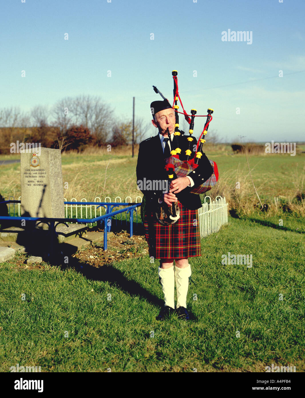 Un Piper gioca "l'Ultimo Post' presso la RAF 625 Squadrone memorial sul giorno del ricordo in Kelstern, Lincolnshire Wolds. Foto Stock