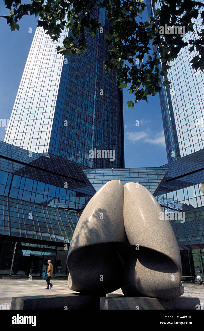 Moderna statua in piazza tra i grattacieli Mainzer Lanstrasse Frankfurt am Main Hesse Germania Europa Foto Stock