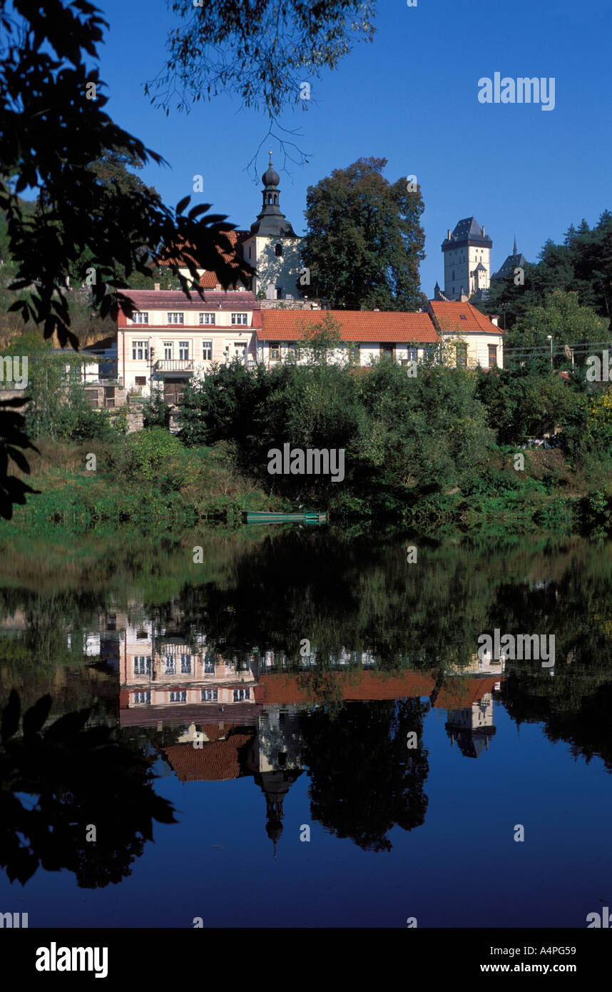 Vista su tutta l'acqua al castello e al borgo di Karlstejn si riflette nel fiume Berounka Central Bohemia Repubblica Ceca Europa Foto Stock