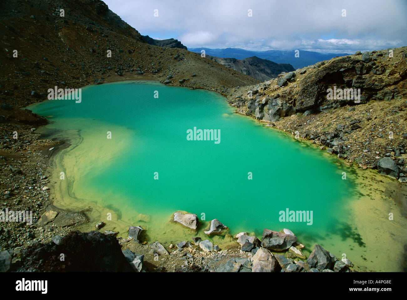 Uno dei laghi smeraldo esplosione crateri riempiti con minerale di acqua colorata sul Monte Tongariro Tongariro National Park UNESCO Foto Stock