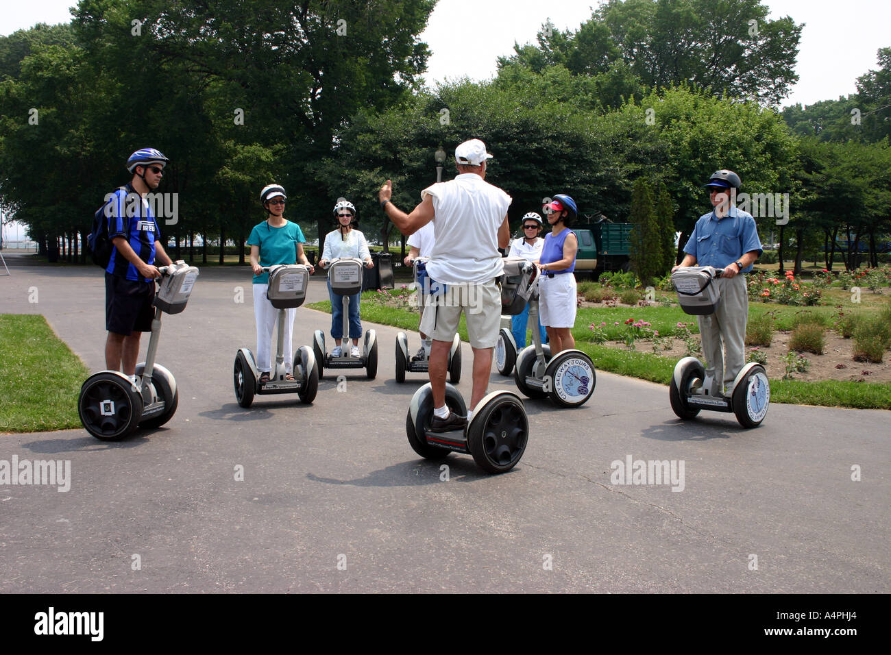Leader di guida che parla con uomini e donne equitazione Segway trasportatori personali tour attraverso il Grant Park Chicago Illinois Foto Stock