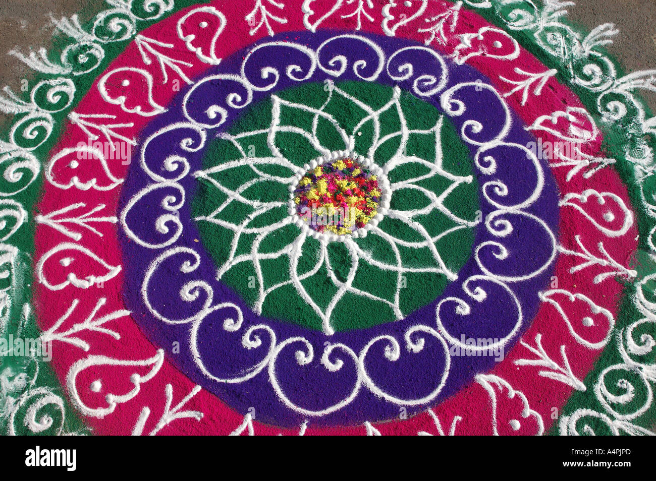 ANG77785 Rangoli Indian arte del disegno con colori Diwali Festival India Foto Stock