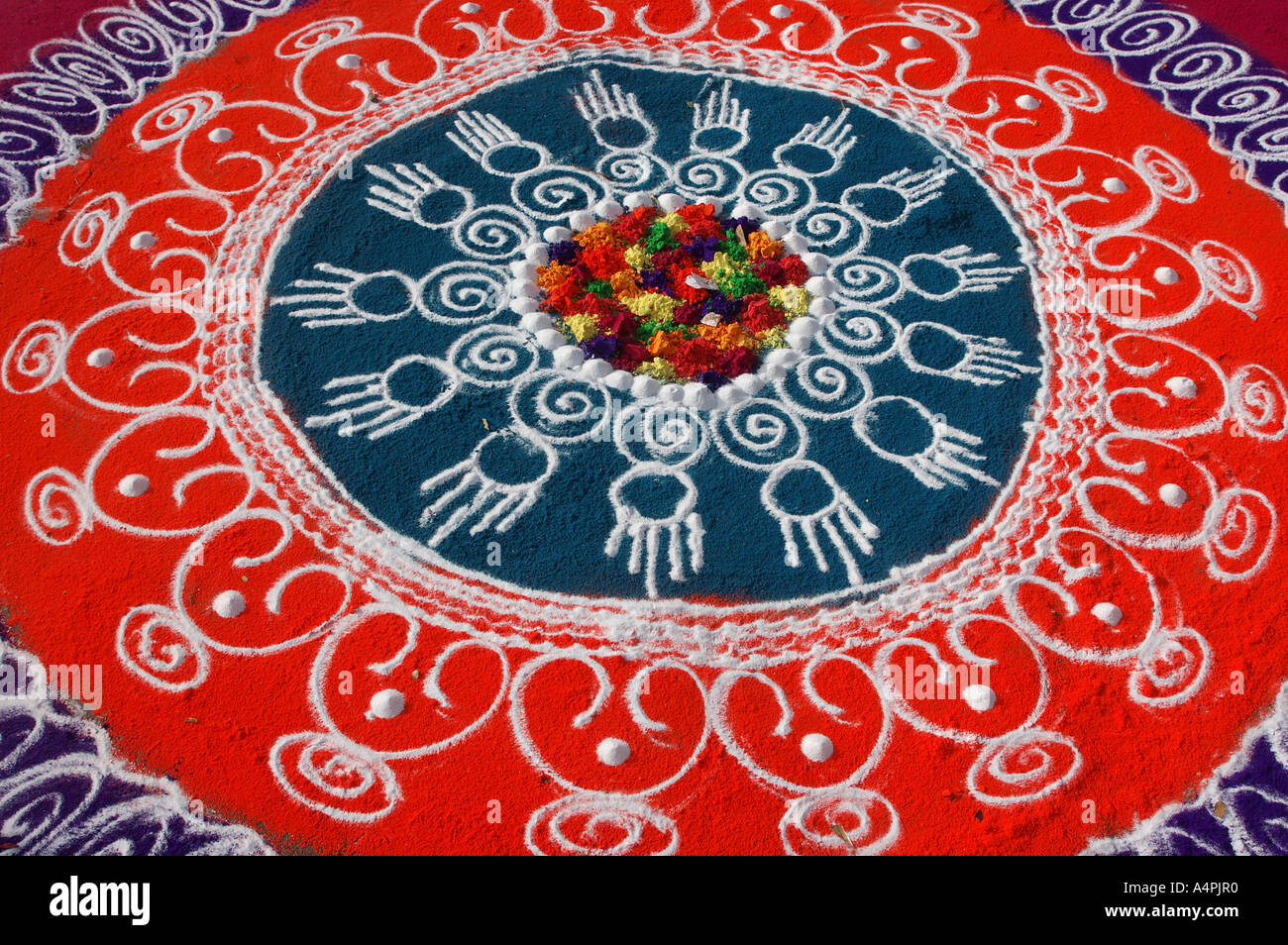 Rangoli arte indiana di disegno con i colori durante i festival di Onam Diwali Pongal India Foto Stock
