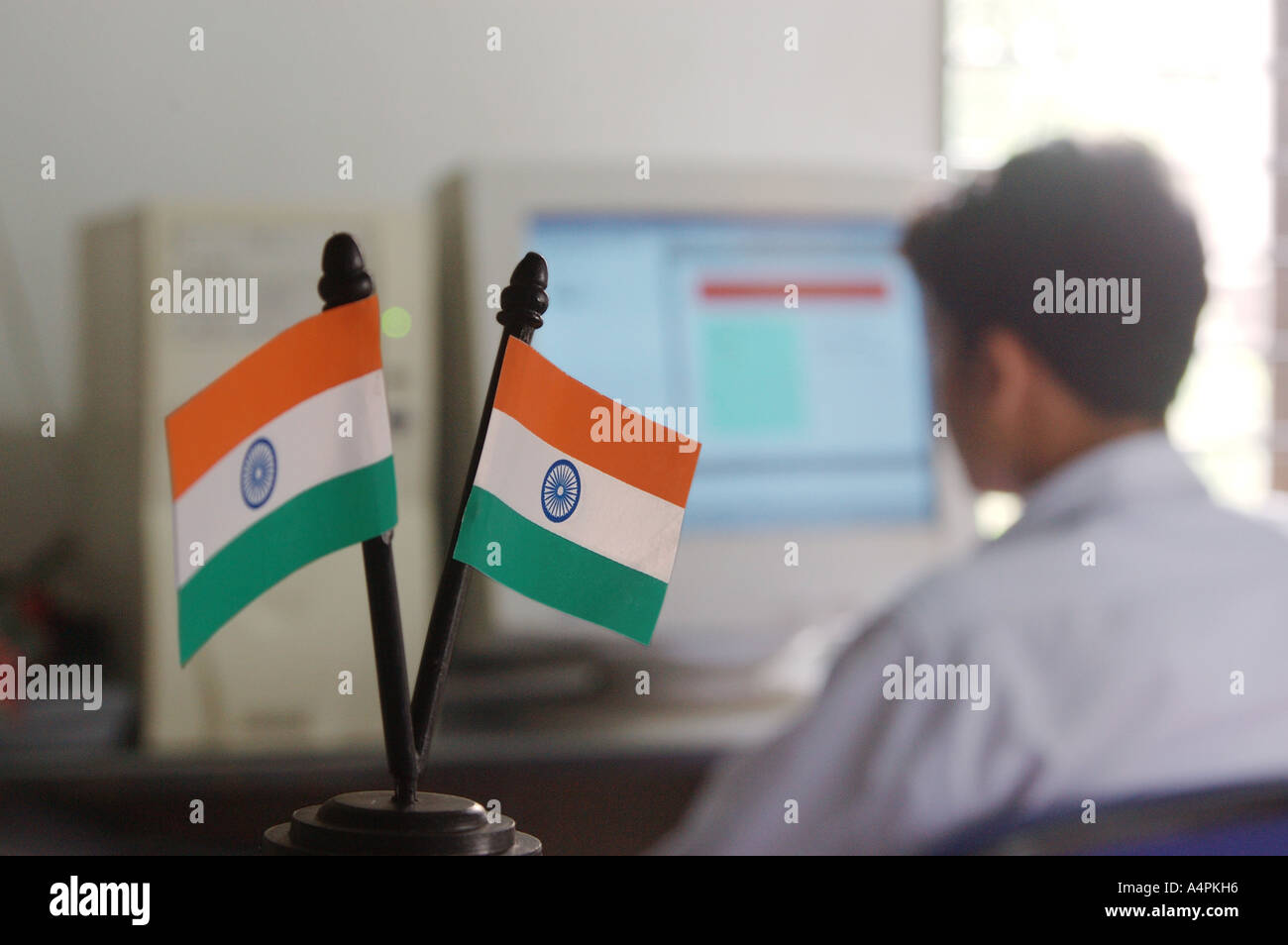 ANG77806 indiano bandiera nazionale Tiranga uomo che lavora sul computer India moderna Foto Stock