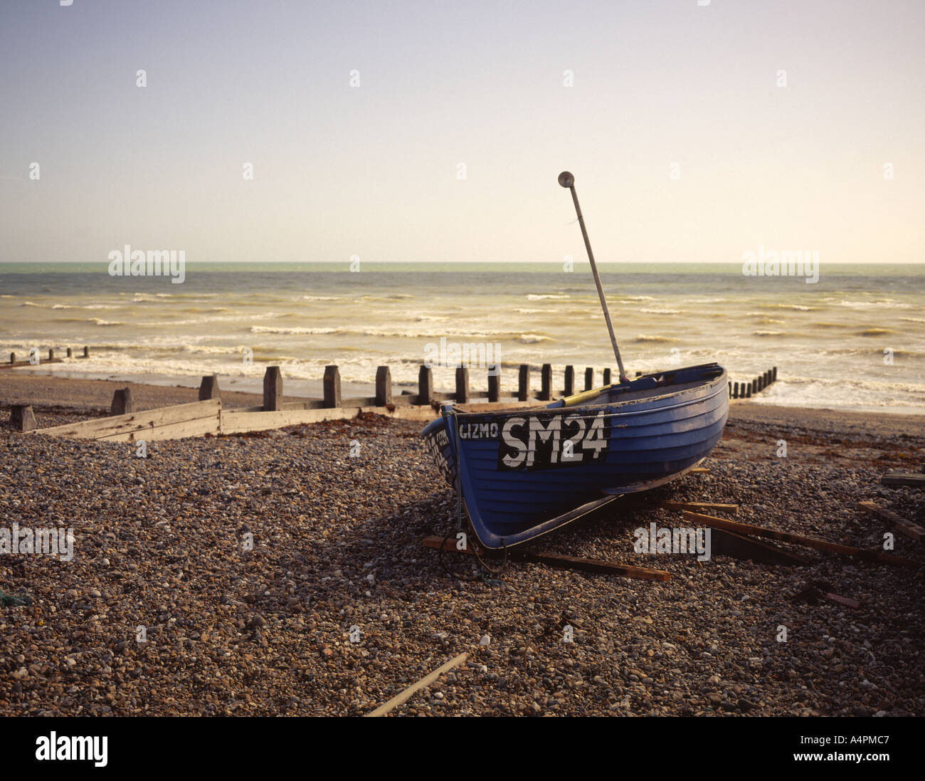 Spiaggiata barca da pesca, Worthing, England, Regno Unito Foto Stock