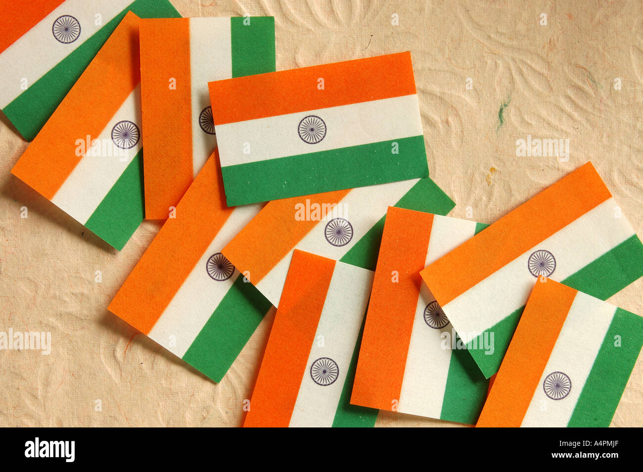 ANG77842 bandiere di India piccole bandiere di carta tricolore Tiranga India Foto Stock