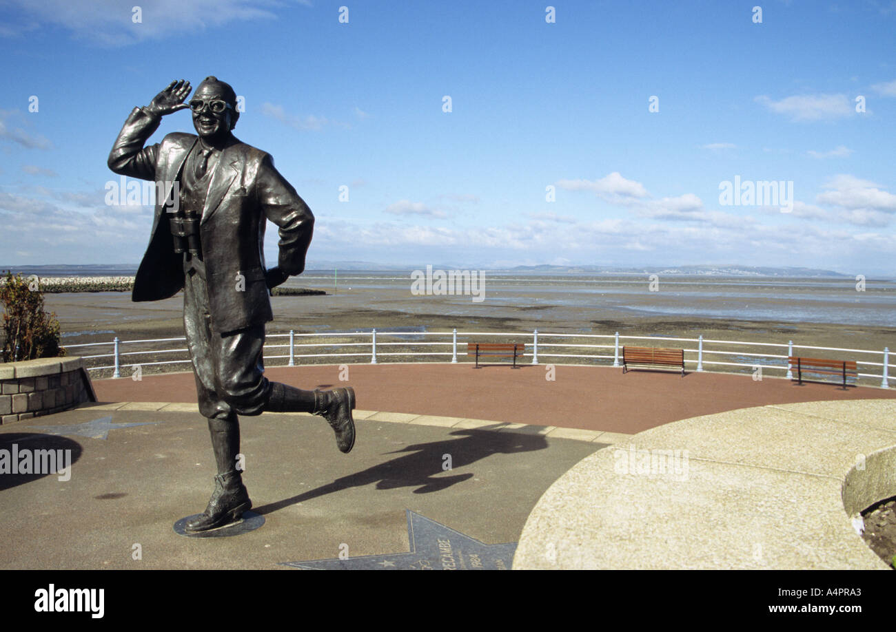 Statua del comico Eric Morecambe sul lungomare a Morecambe in nord Lancashire Foto Stock