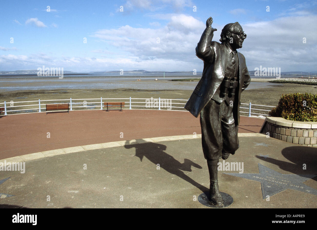 Statua del comico Eric Morecambe sul lungomare a Morecambe in nord Lancashire Foto Stock