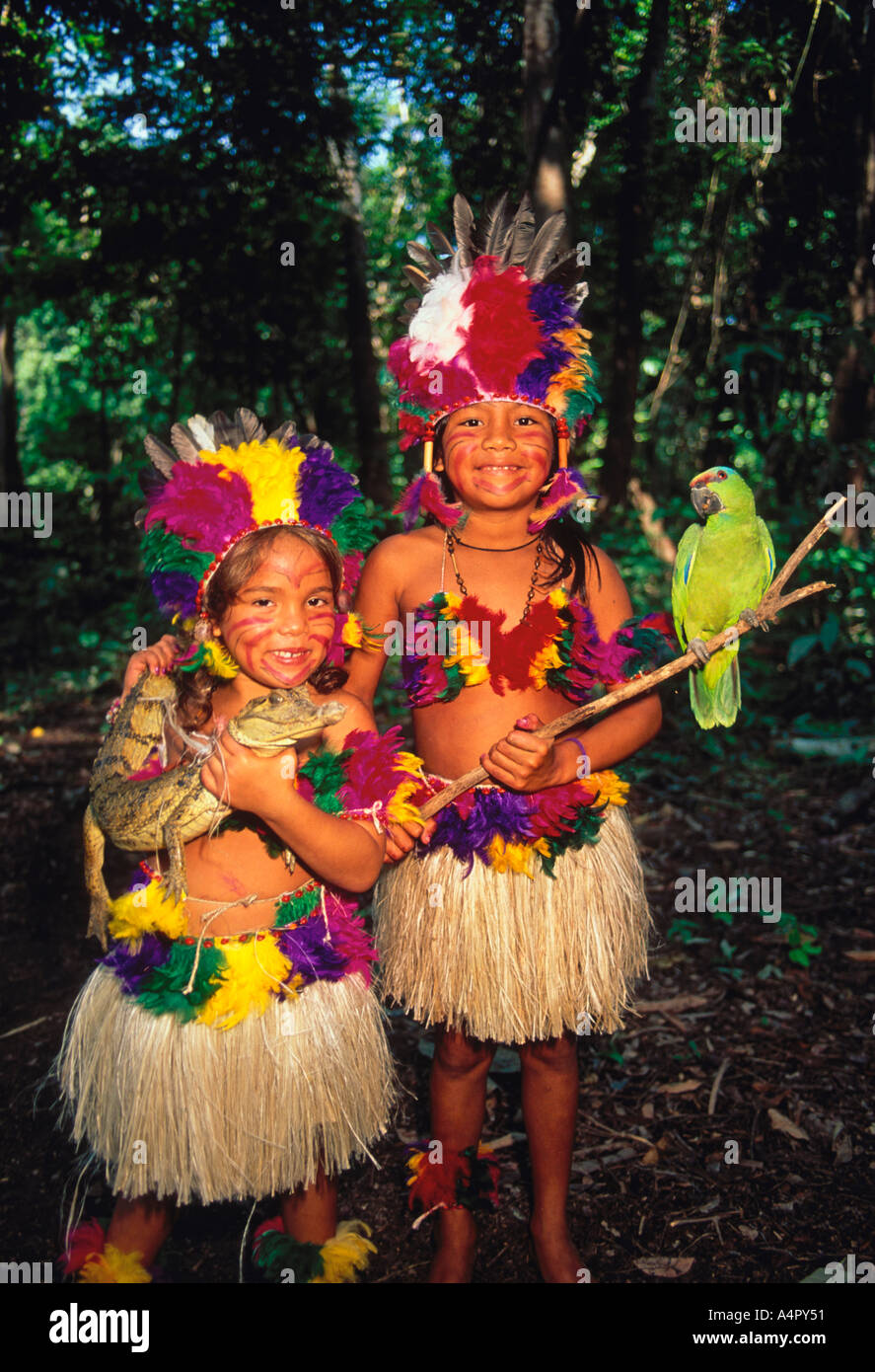 2, due ragazze brasiliane, pappagallo verde, caimano, sulla Terra Nova isola lungo il Rio delle Amazzoni a est di Manaus in stato di Amazonas, Brasile, Sud America Foto Stock 2, due ragazze brasiliane, pappagallo verde, caimano, sulla Terra Nova isola lungo il Rio delle Amazzoni a est di Manaus in stato di Amazonas, Brasile, Sud America Foto Stock