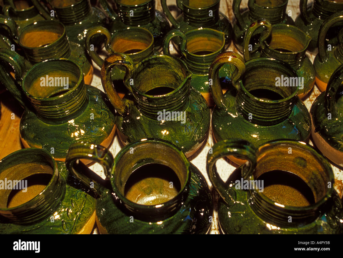 Oaxacan messicano-style verde-ceramica smaltata, Mercato Mercato del venerdì, villaggio di Ocotlan de Morelos, Ocotlan de Morelos, Stato di Oaxaca, Messico Foto Stock