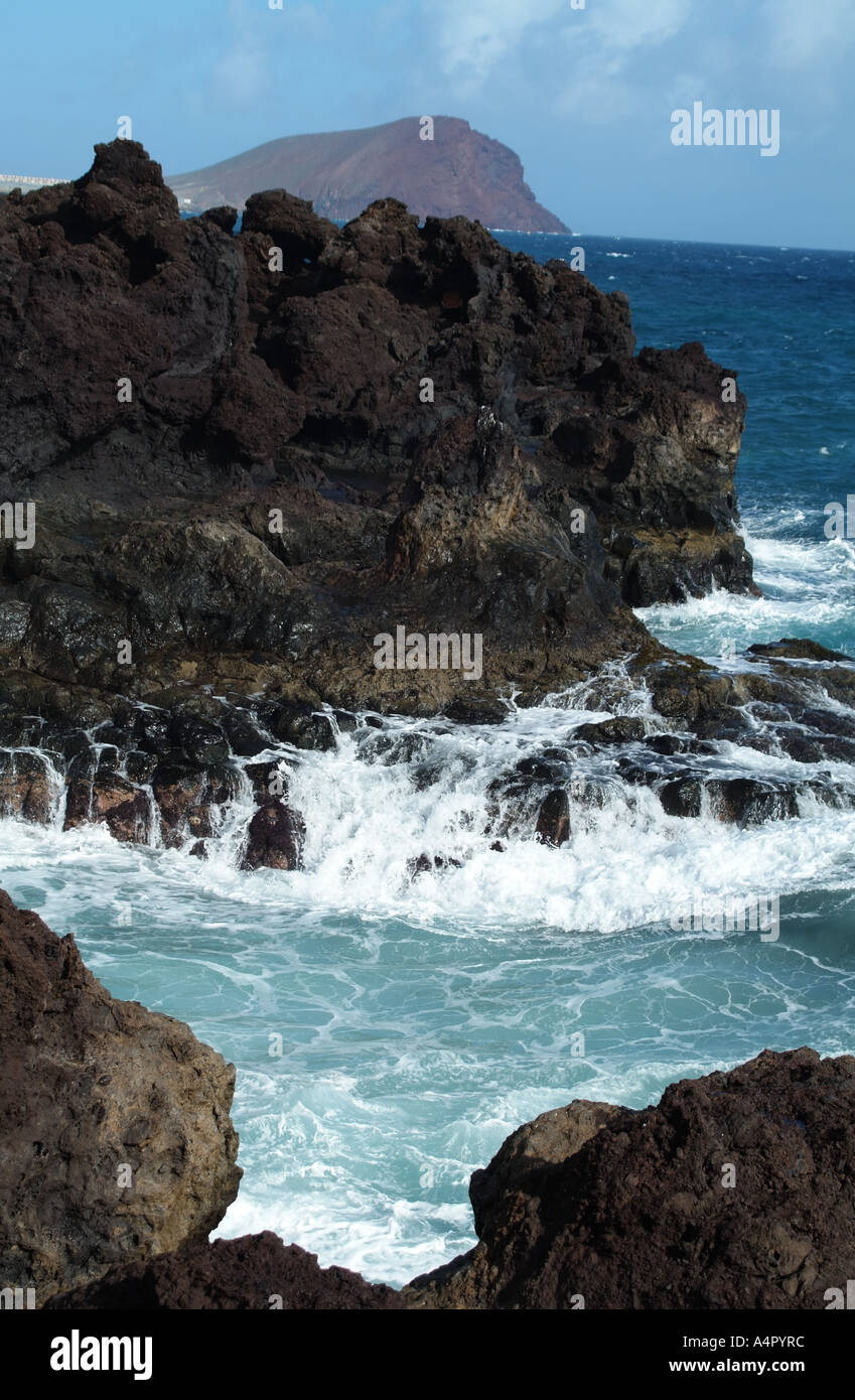 Onde e rocce laviche sull'Oceano Atlantico in Tenerife Canarie Spagna Foto Stock