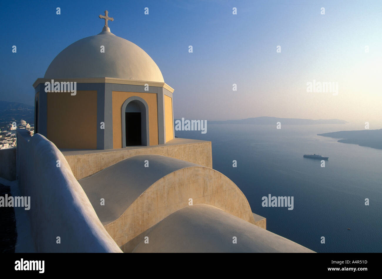 Grecia Isola di Santorini Cyclades Mare Egeo Chiesa Ortodossa Thira Foto Stock