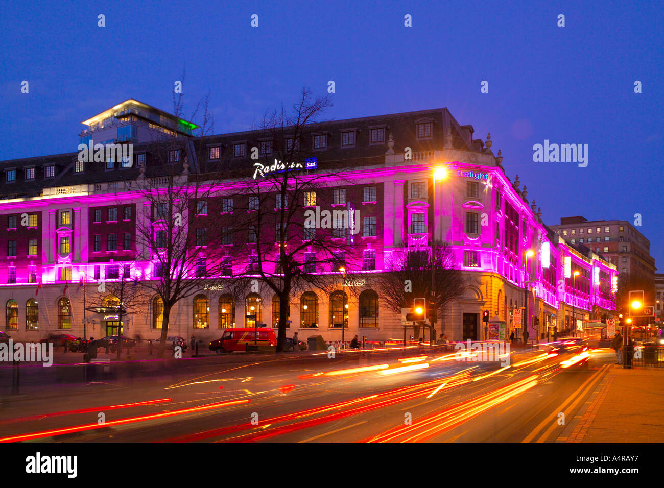 Crepuscolo di notte il colpo di luce centro shopping, cinema, bar e ristoranti dell'hotel. Il Headrow Leeds West Yorkshire England Regno Unito Foto Stock