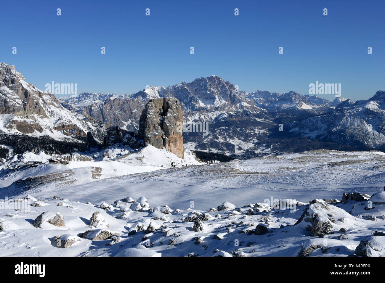 Vista delle cinque torri area ( "Cliffhanger" posizione di pellicola ) in inverno neve , Dolomiti, Italia. Foto Stock