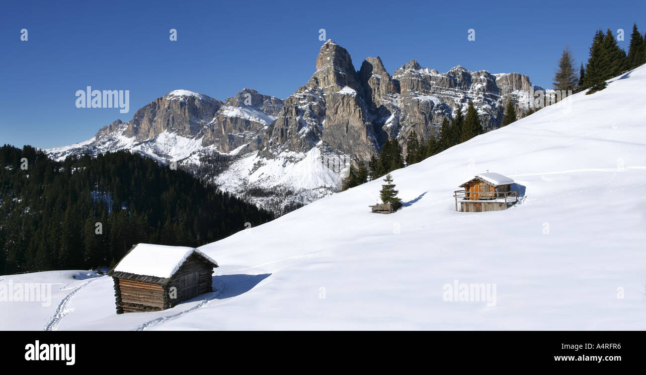 Vista panoramica di cabine di legno , foresta e le montagne delle Dolomiti in inverno la neve , Italia Foto Stock