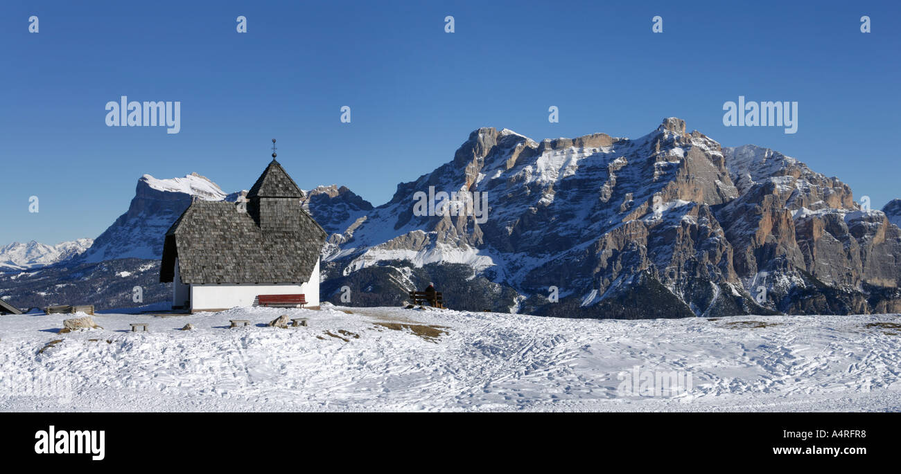 Vista panoramica della chiesa, Dolomite mountains in inverno la neve , Italia. Foto Stock