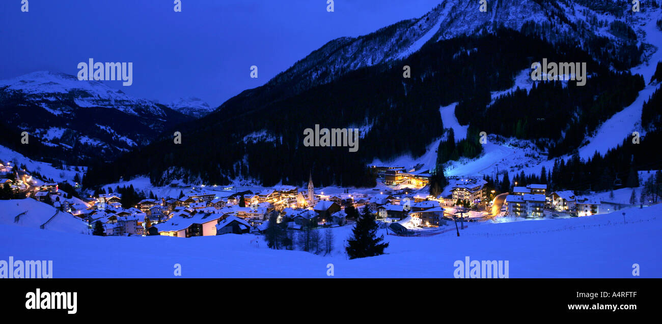 Vista panoramica del villaggio di Arraba nella neve durante la notte , Dolamites, Italia Foto Stock