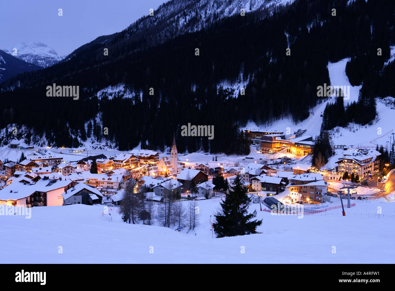 Villaggio di Arraba nella neve al crepuscolo, Dolomiti , Italia Foto Stock