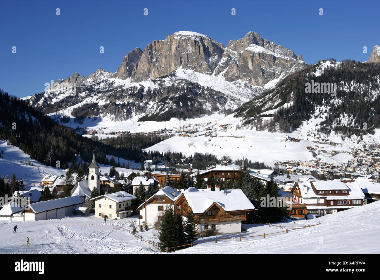 Grazioso villaggio di Corvara nella neve, Dolomiti, Italia . Foto Stock