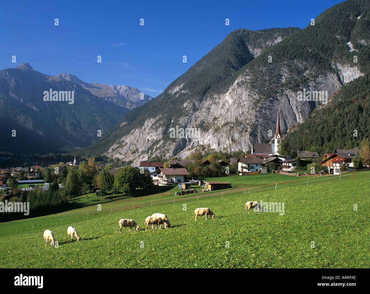 Vista del villaggio austriaco di Nassereith in autunno con sfondo di montagne. Foto Stock