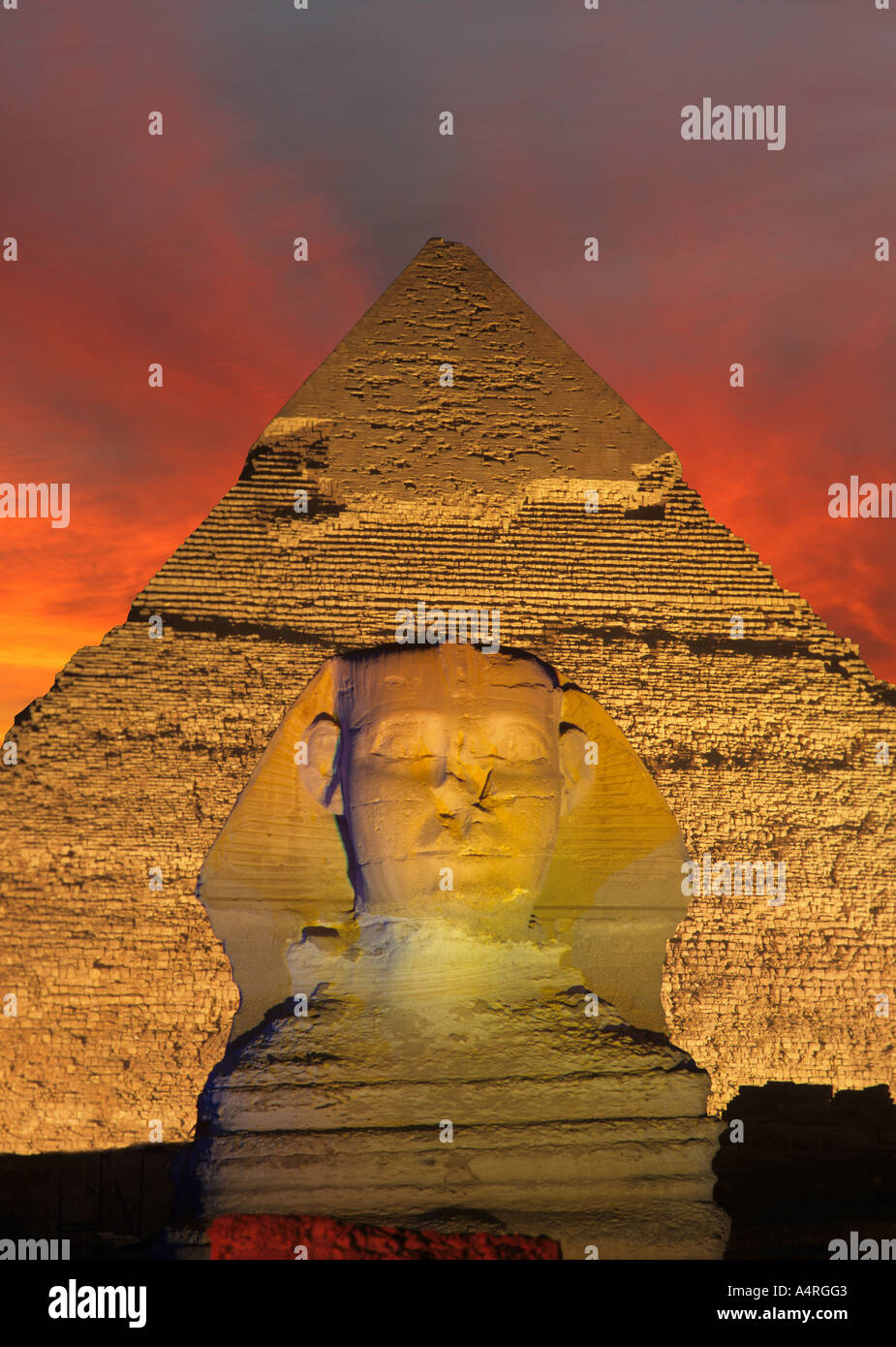 Piramide e Sfinge a notte ,Giza, Cairo , Egitto. Foto Stock