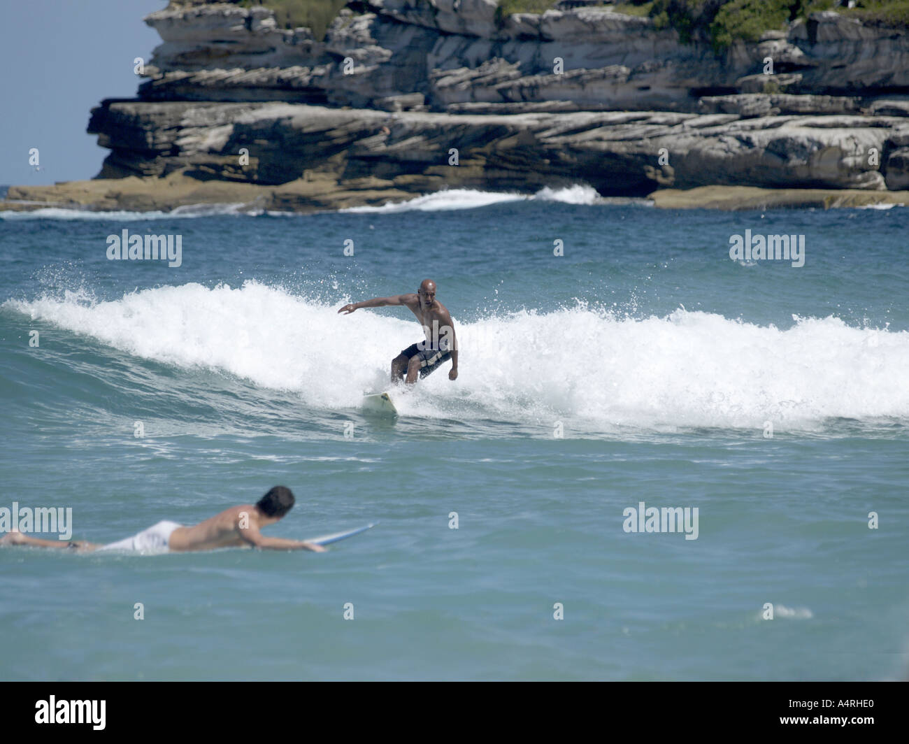 SURFER SU WAVE BONDI BEACH BONDI Nuovo Galles del Sud Australia Foto Stock
