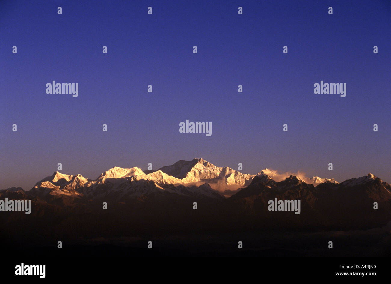 La montagna di Kangchendzonga presso sunrise presi da Tiger Hill, vicino a Darjeeling, West Bengal, India Foto Stock