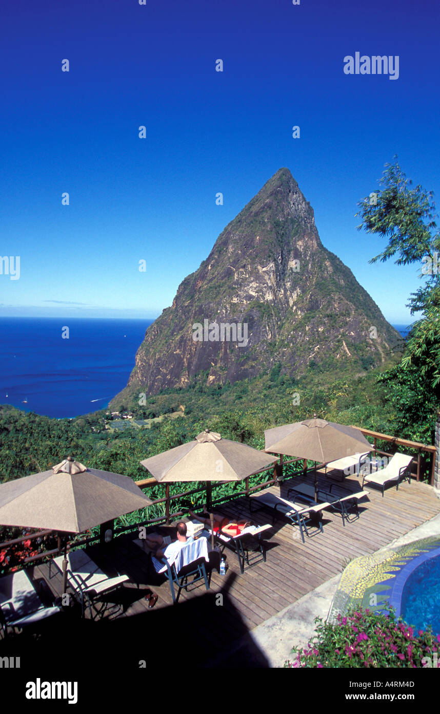 La piscina presso il Ladera resort si affaccia sul pitons montagne vulcaniche St Lucia Foto Stock