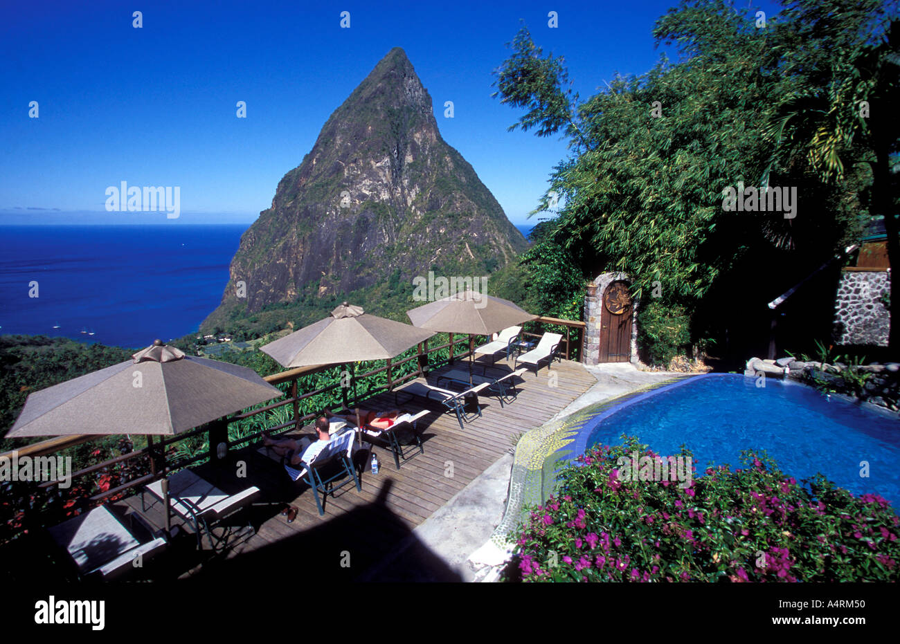 La piscina presso il Ladera resort si affaccia sul pitons montagne vulcaniche St Lucia Foto Stock