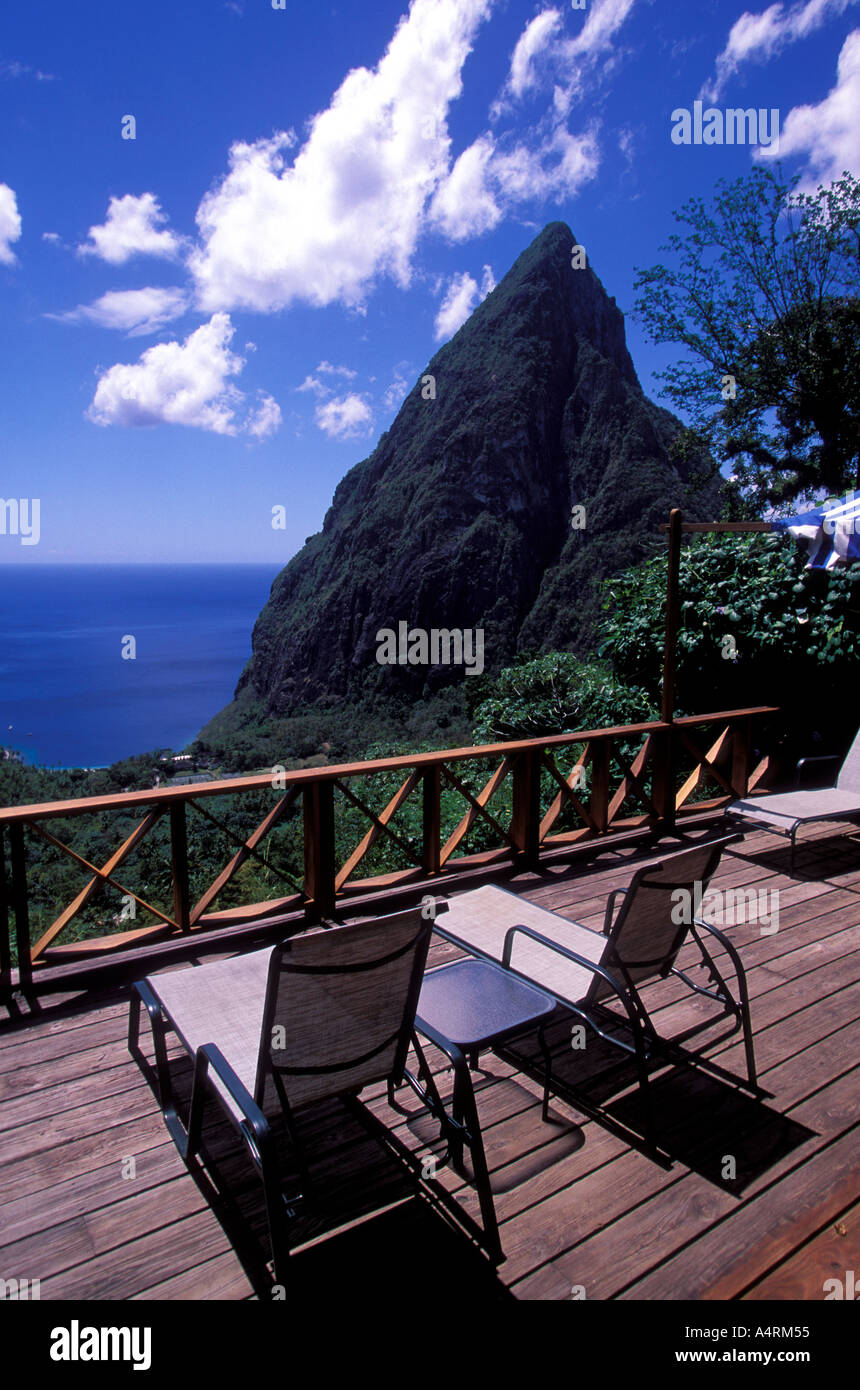 Il balcone presso una delle ville di Il Ladera resort si affaccia sul pitons St Lucia Foto Stock